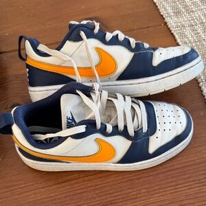 Nike BOYS BIG KID COURT BOROUGH LOW RECRAFT SNEAKER Sz 4Y